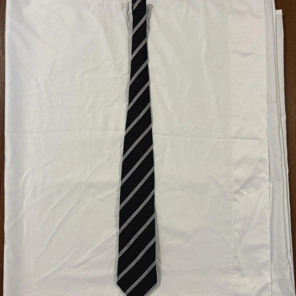 Giorgio Armani Tie Black w/Silver & Grey Stripes Design Modern Luxury ITALY